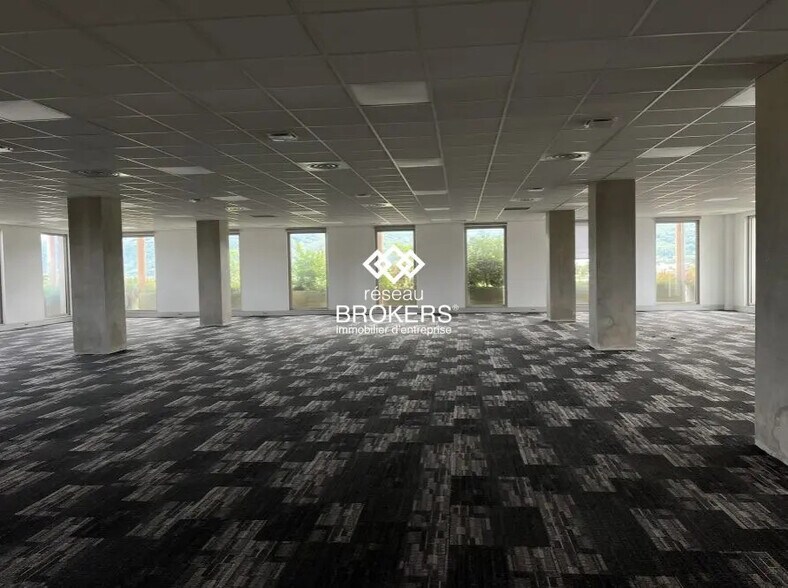 10 Bis Avenue Des Ftpf, Échirolles à louer - Photo du bâtiment - Image 3 de 51