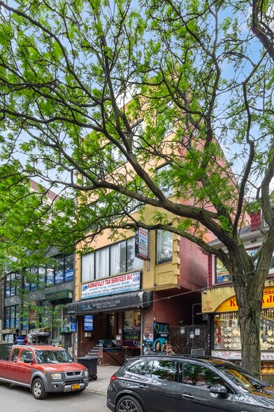3720-3722 74th St, Jackson Heights, NY à louer - Photo du bâtiment - Image 3 de 4