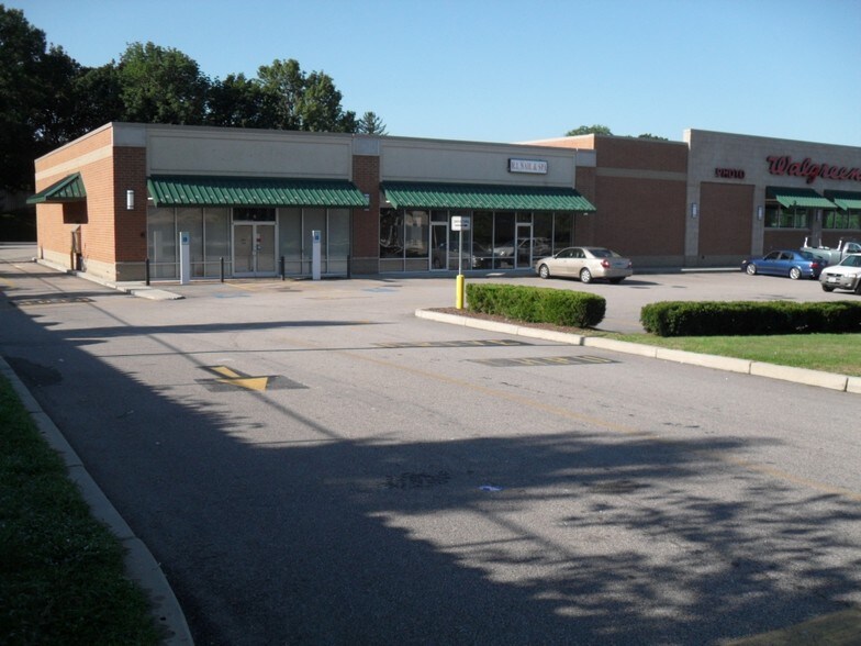 1 Cowessett Ave, West Warwick, RI à louer - Photo du bâtiment - Image 3 de 6