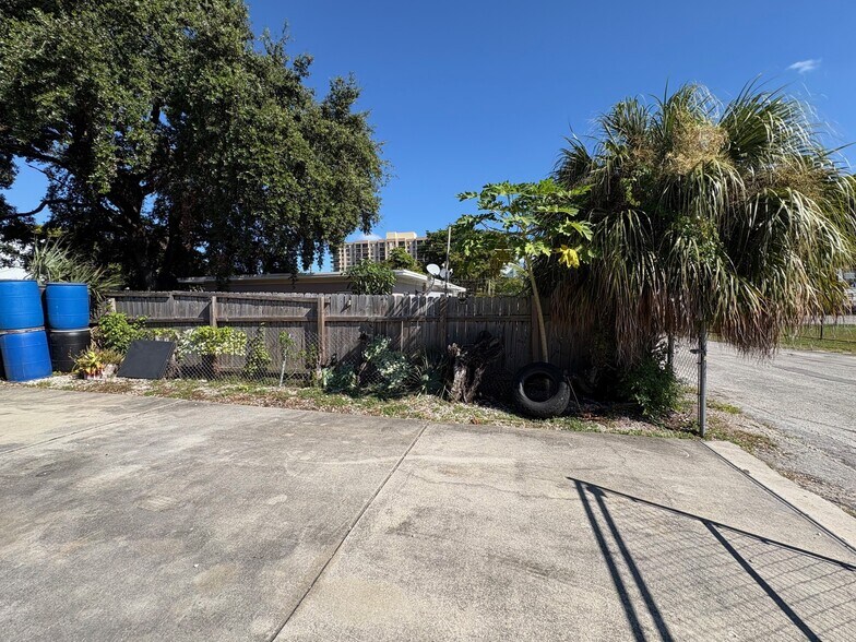 12203-12207 NE 13th Ct, North Miami, FL à louer - Photo du bâtiment - Image 2 de 3