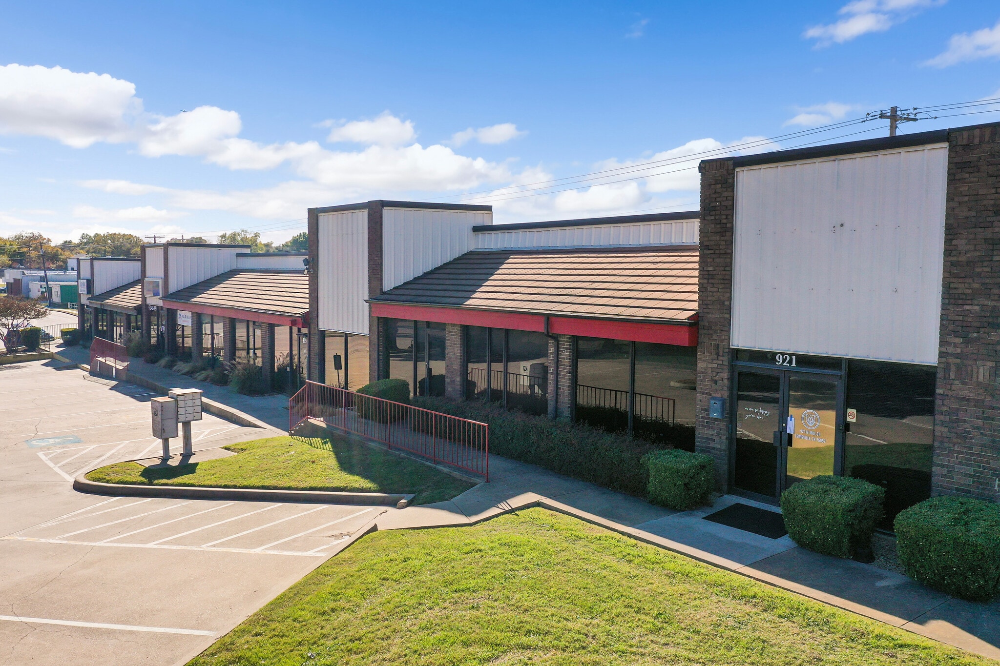915-921 N Mill St, Lewisville, TX à louer Photo du bâtiment- Image 1 de 5