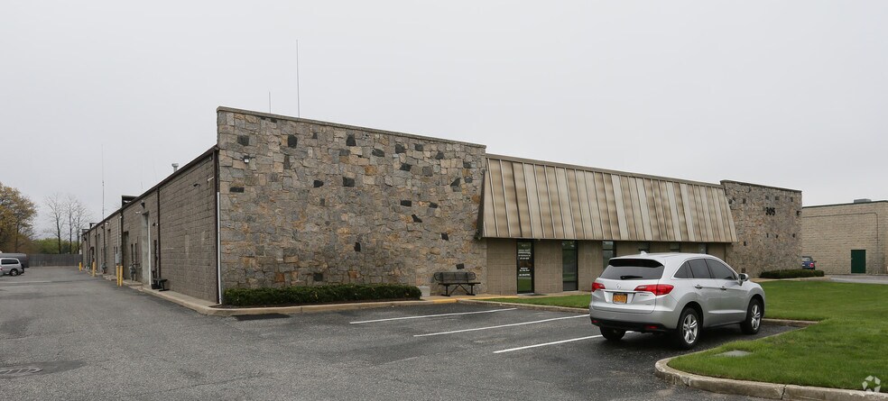 305 Knickerbocker Ave, Bohemia, NY for lease - Building Photo - Image 1 of 16