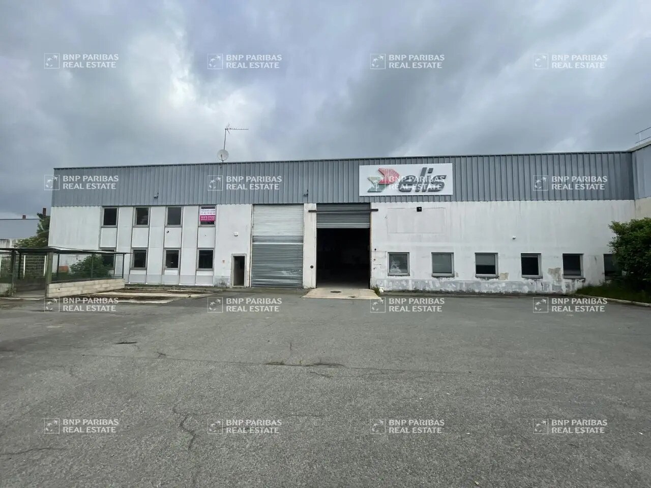 Office in Plaisir for lease Building Photo- Image 1 of 16