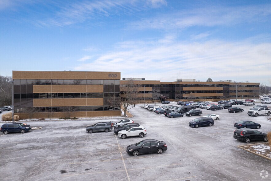 600 Hart Rd, Barrington, IL à louer - Photo du bâtiment - Image 2 de 7