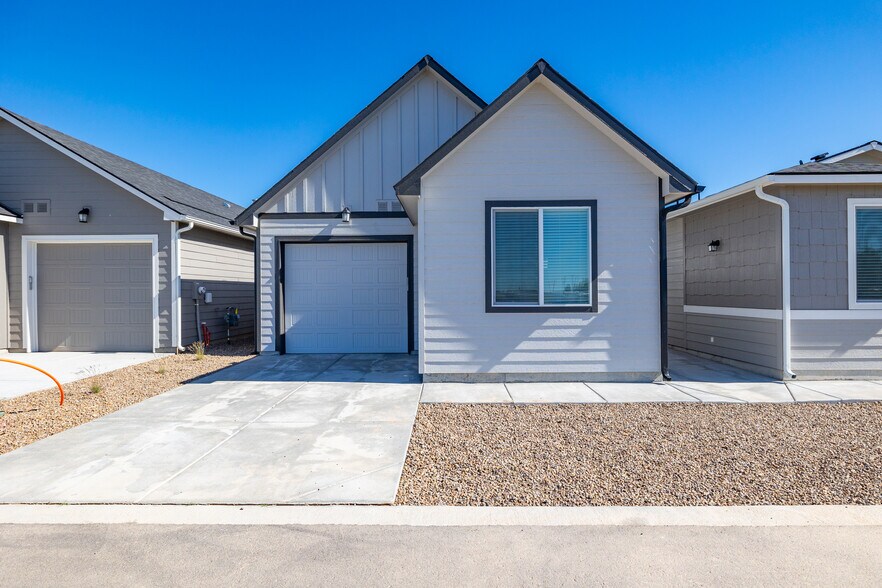1859 NW Enterprise St, Mountain Home, ID à vendre - Photo du bâtiment - Image 2 de 21