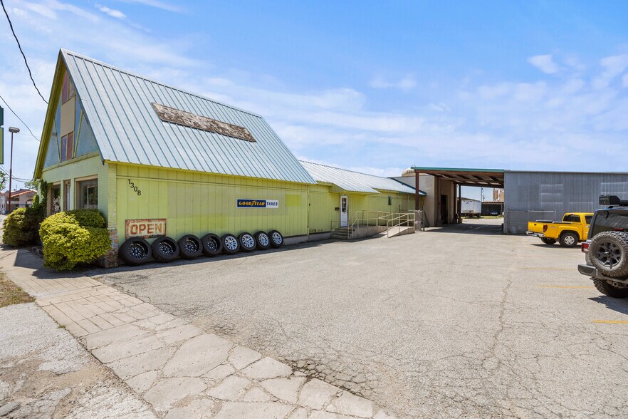 1308 N Austin, Seguin, TX à louer - Photo du bâtiment - Image 2 de 26