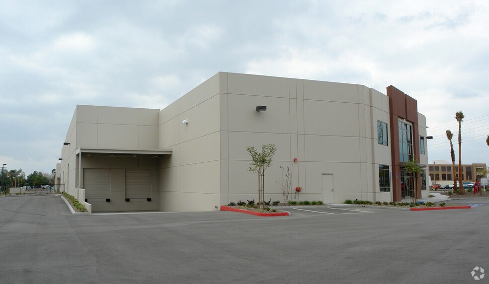 435 Parkcenter Cir S, San Bernardino, CA à louer - Photo du bâtiment - Image 2 de 3
