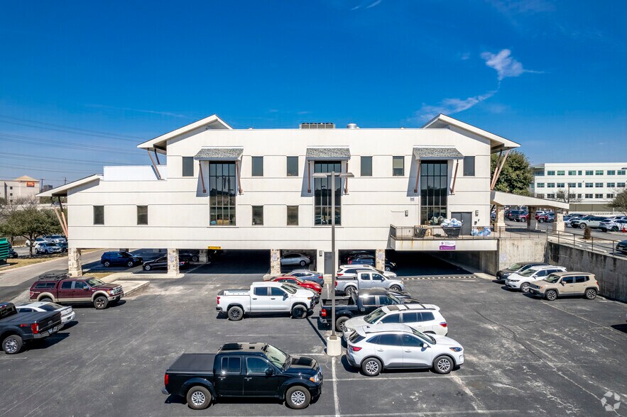 423 Treeline Park, San Antonio, TX à louer - Photo du bâtiment - Image 2 de 6