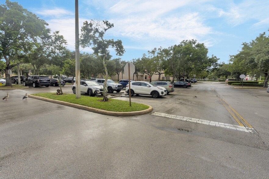 1757 N University Dr, Pembroke Pines, FL à louer - Photo du bâtiment - Image 3 de 31