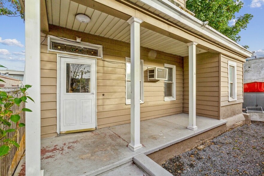 1429 128th St, College Point, NY à vendre - Photo du bâtiment - Image 2 de 15