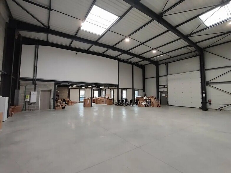 Flex in Chassieu for lease - Building Photo - Image 3 of 8