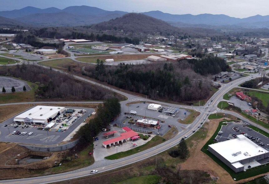 692 Highway 515 E, Blairsville, GA à vendre - Photo du bâtiment - Image 1 de 31