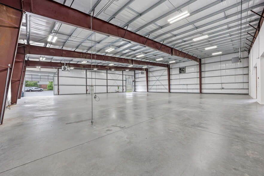 3663 Southland Dr, Flowery Branch, GA for sale - Interior Photo - Image 3 of 37