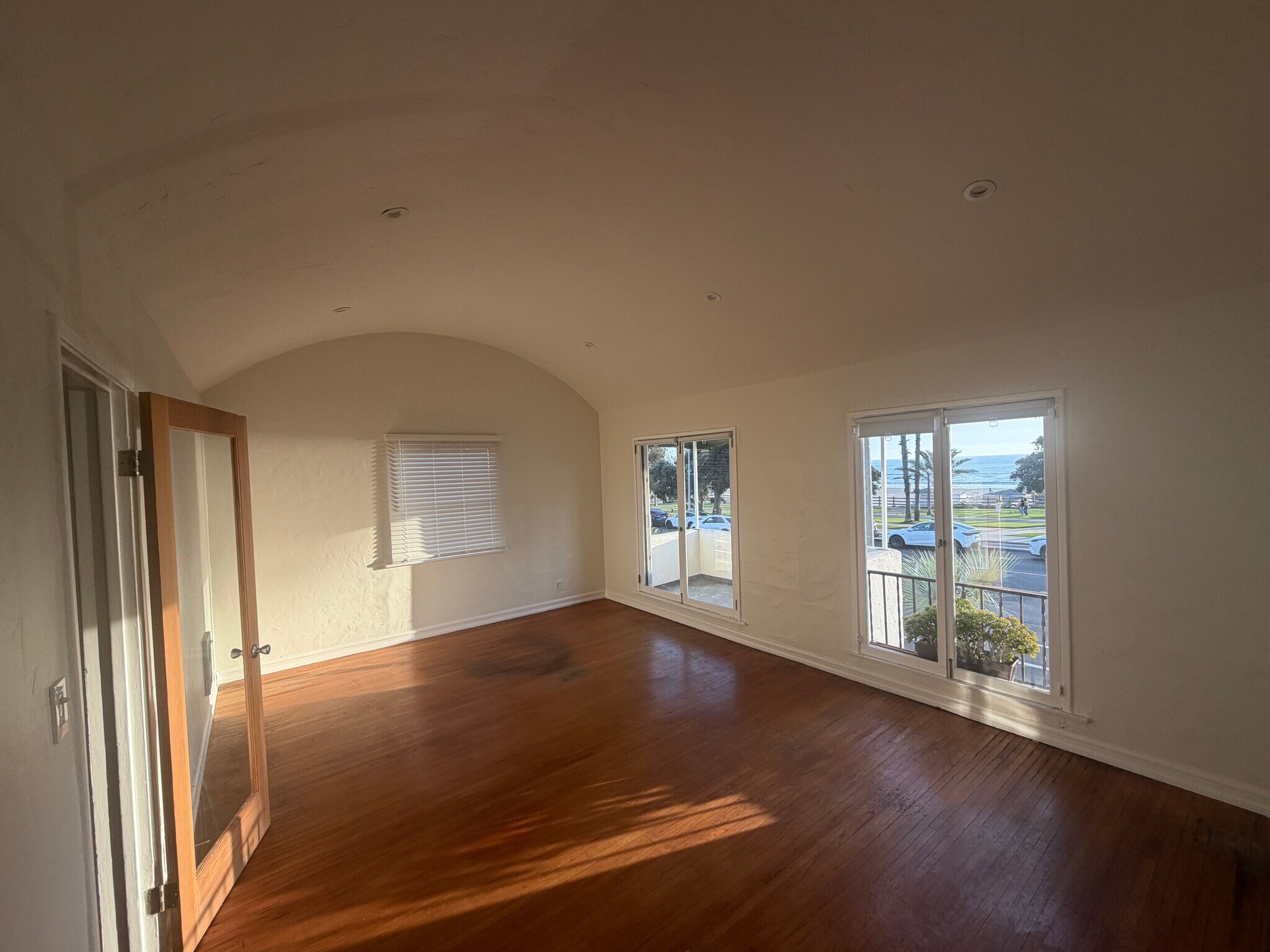 1337 Ocean Ave, Santa Monica, CA for lease Interior Photo- Image 1 of 8