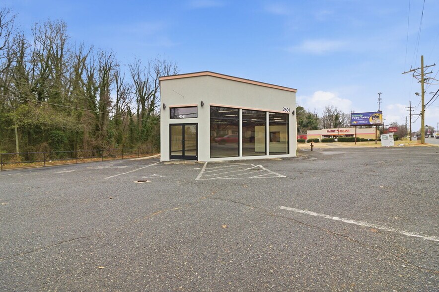 2501 West Blvd, Charlotte, NC à louer - Photo du bâtiment - Image 2 de 9