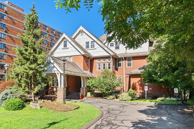 Plus de détails pour 19 Woodland St, Hartford, CT - Bureau/Médical à louer