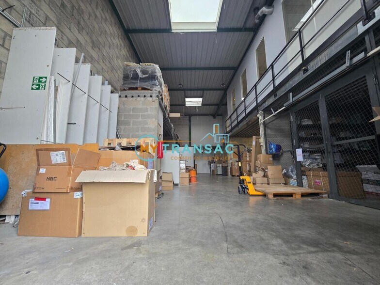 Industrial in Saint-Thibault-des-Vignes for lease - Interior Photo - Image 2 of 9