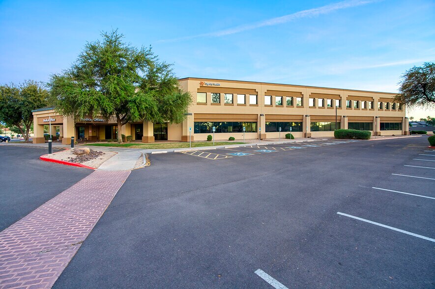 1501 N Gilbert Rd, Gilbert, AZ à louer - Photo du bâtiment - Image 3 de 10