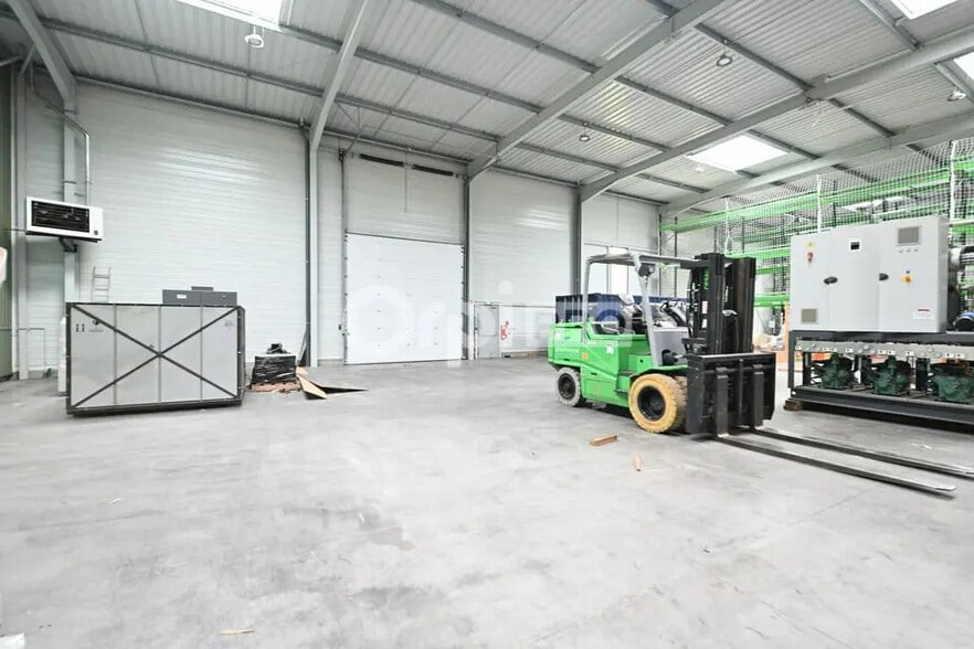 Office in Marennes for lease - Interior Photo - Image 2 of 12