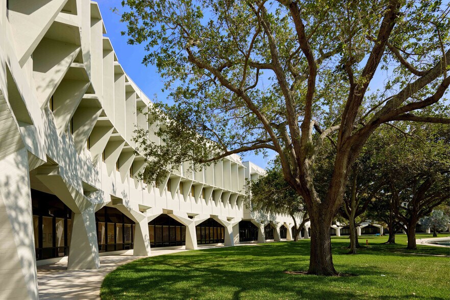 5000 T Rex Ave, Boca Raton, FL à louer - Photo du bâtiment - Image 2 de 9