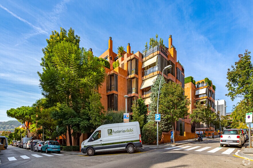 Immeuble residentiel dans Barcelone, Barcelona à vendre - Photo du bâtiment - Image 2 de 2