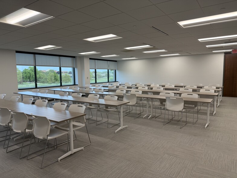 N19W24133 Riverwood Dr, Pewaukee, WI for lease - Interior Photo - Image 3 of 7