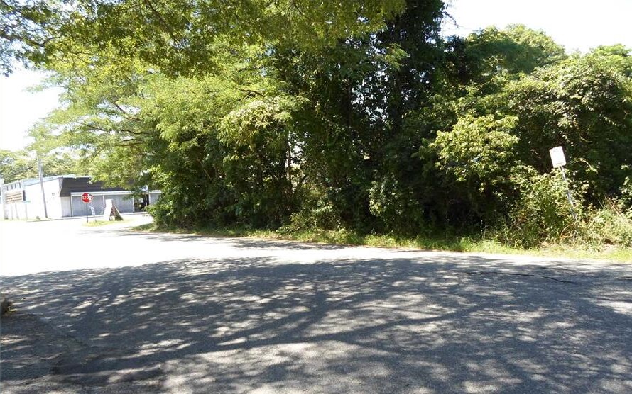 1590 Montauk Hwy, Mastic, NY à vendre Photo du bâtiment- Image 1 de 1