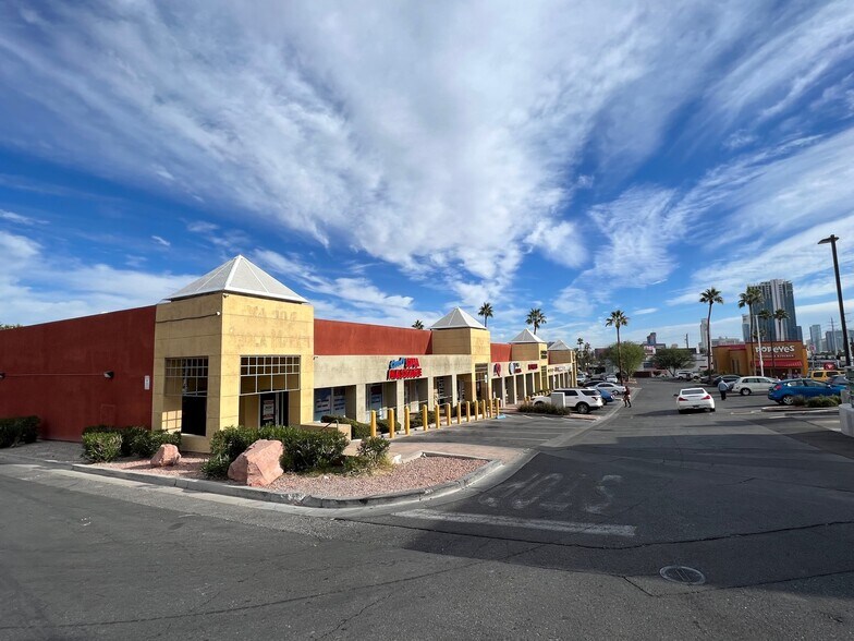 3965-4035 S Decatur Blvd, Las Vegas, NV à louer - Photo du bâtiment - Image 3 de 13