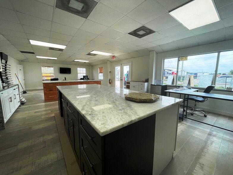 3205 Hanson St, Fort Myers, FL for lease - Interior Photo - Image 3 of 7