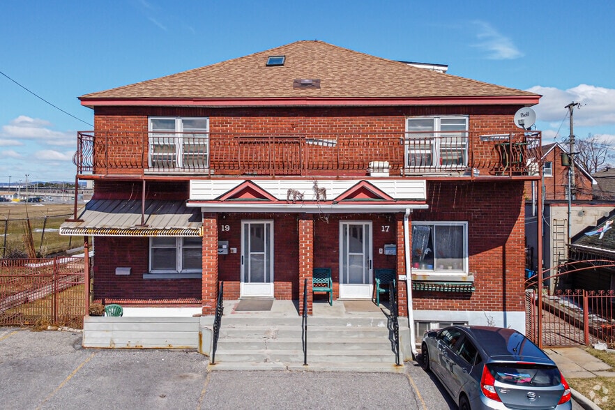 15 Larch St, Ottawa, ON for sale - Primary Photo - Image 1 of 1