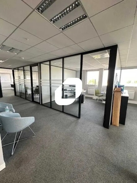 Office in Saint-Germain-en-Laye for sale - Interior Photo - Image 1 of 8