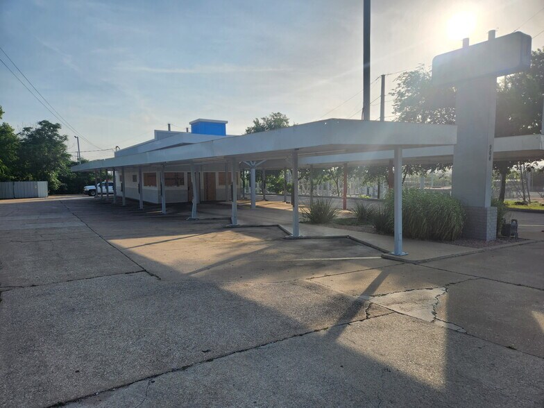 904 Buchanan Dr, Burnet, TX à louer - Photo du bâtiment - Image 3 de 5