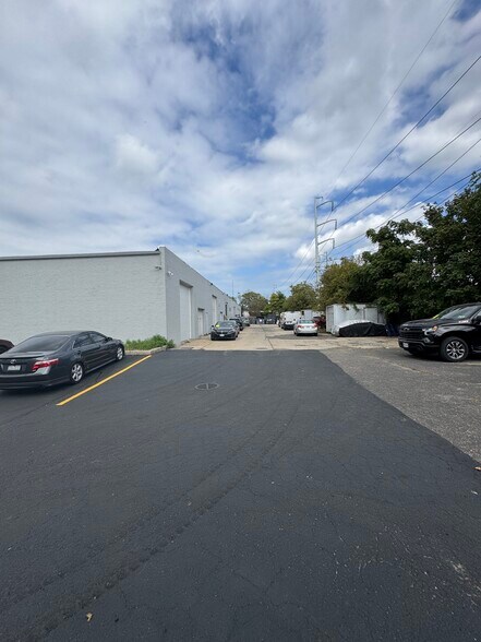 130-138 Railroad St, Huntington Station, NY à vendre - Photo du bâtiment - Image 2 de 11