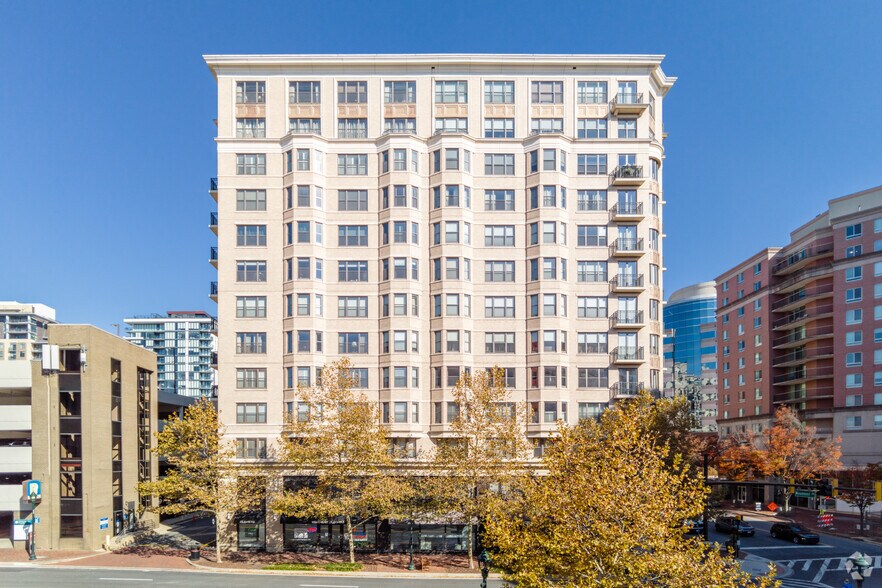 7710 Woodmont Ave, Bethesda, MD à louer - Photo du bâtiment - Image 2 de 4