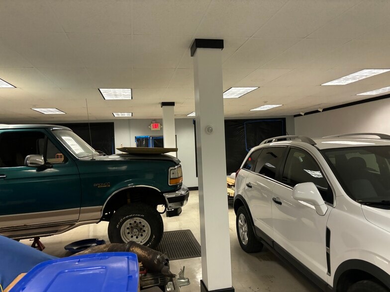 13401 E 8 Mile Rd, Warren, MI for lease - Building Photo - Image 3 of 7