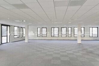 51 Avenue Rosa Parks, Lyon for lease Interior Photo- Image 2 of 3