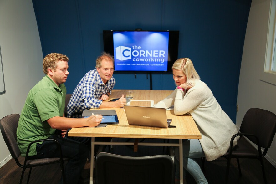 225 Railway St E, Cochrane, AB à louer - Photo intérieure - Image 2 de 9