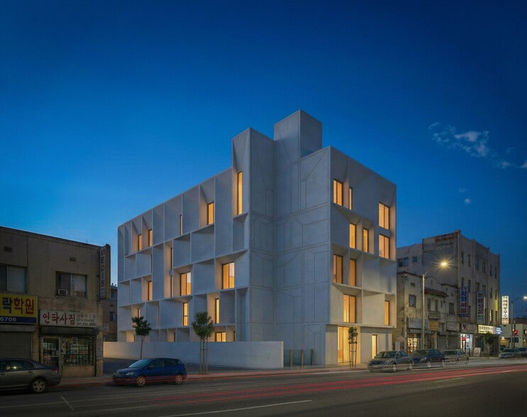 2961 W 8th St, Los Angeles, CA for sale - Building Photo - Image 2 of 6