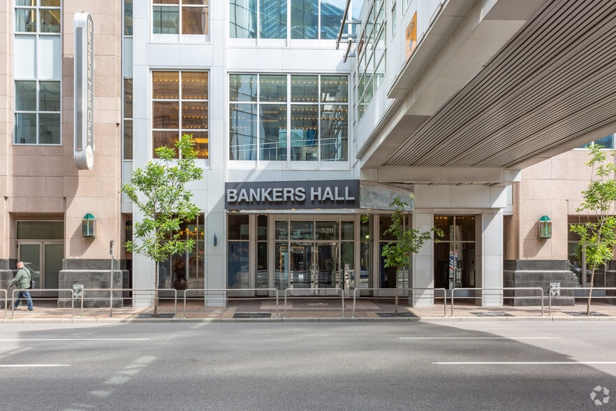 315 8th Ave SW, Calgary, AB à louer - Photo du bâtiment - Image 2 de 7