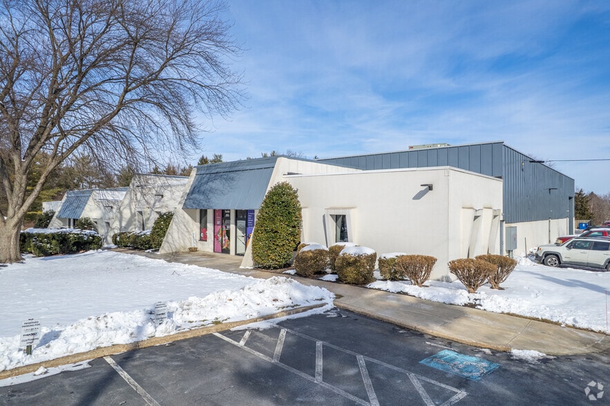 1909 Olde Homestead Ln, Lancaster, PA for lease - Building Photo - Image 2 of 4