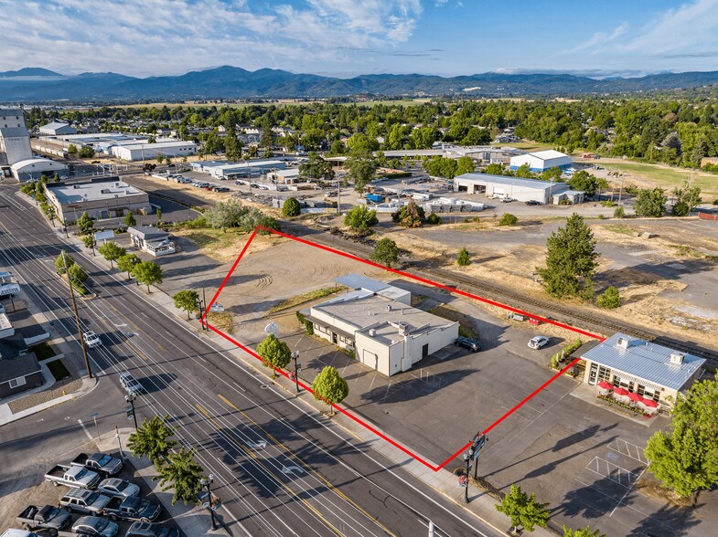 211 Front St, Central Point, OR à vendre - Photo du bâtiment - Image 1 de 65