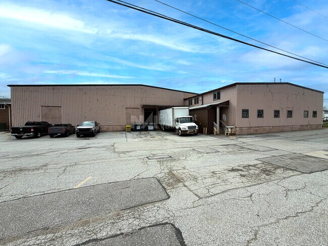 Plus de détails pour 26555 Richmond Rd, Bedford, OH - Industriel à louer
