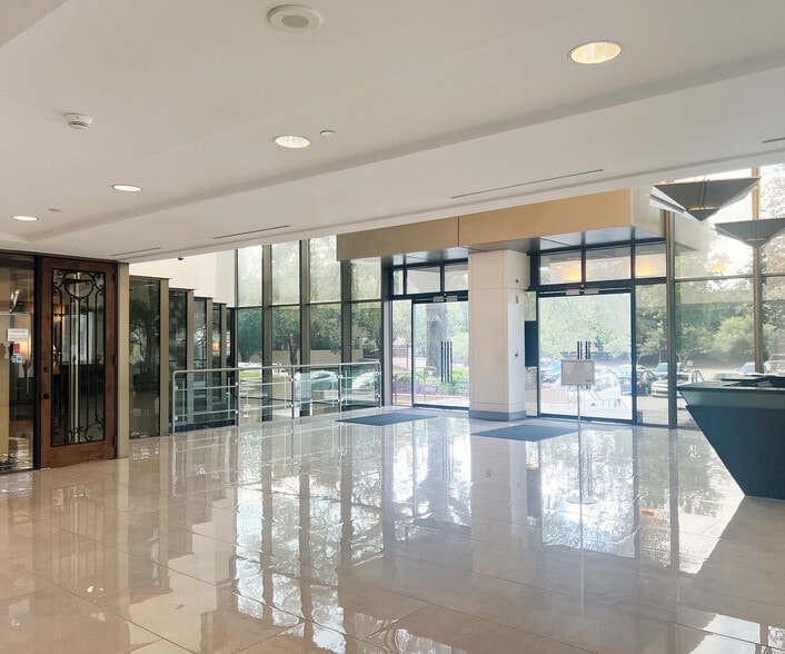 2401 Fountain View Dr, Houston, TX for lease - Lobby - Image 2 of 25