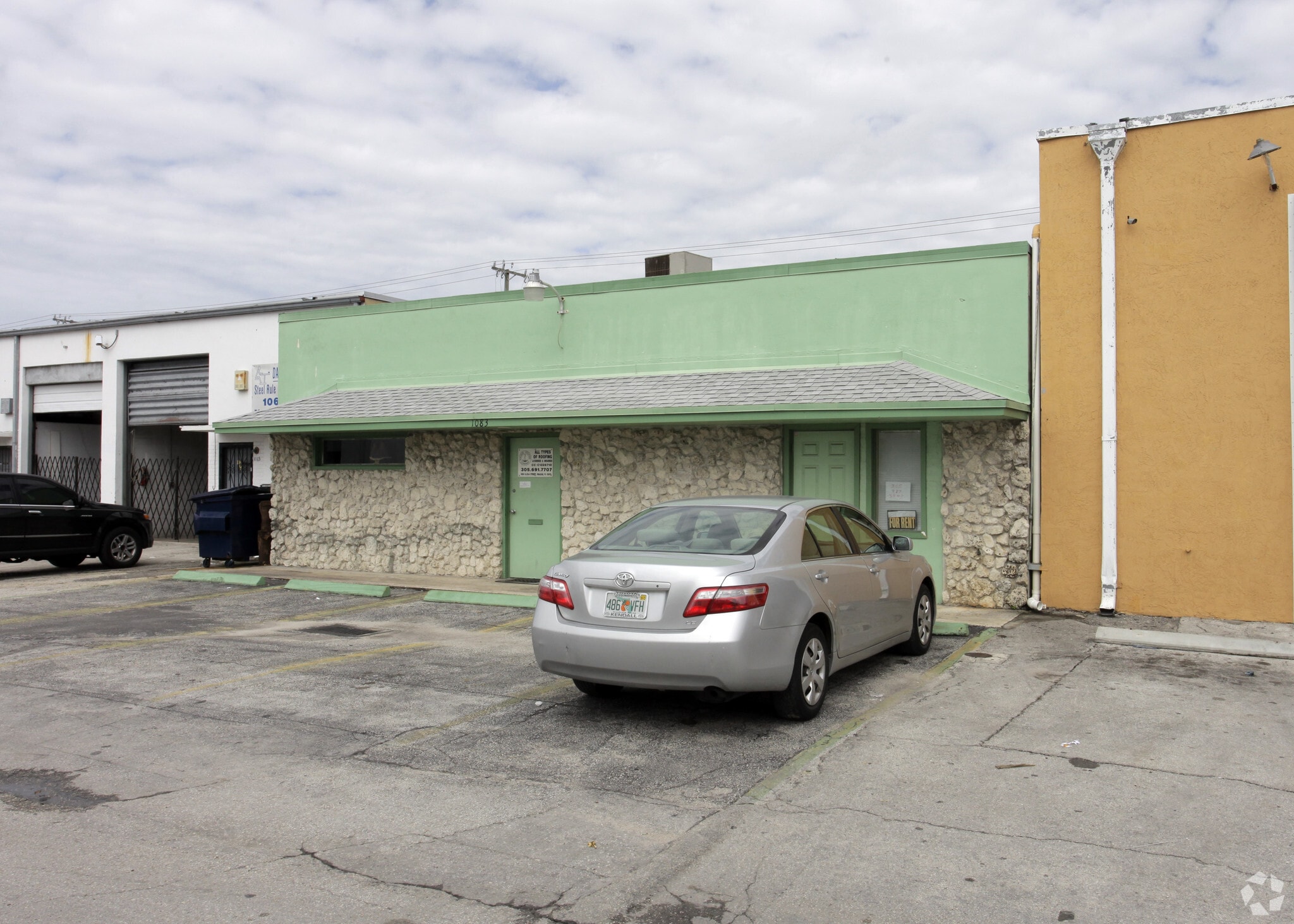 1081-1083 E 23rd St, Hialeah, FL for lease Primary Photo- Image 1 of 10