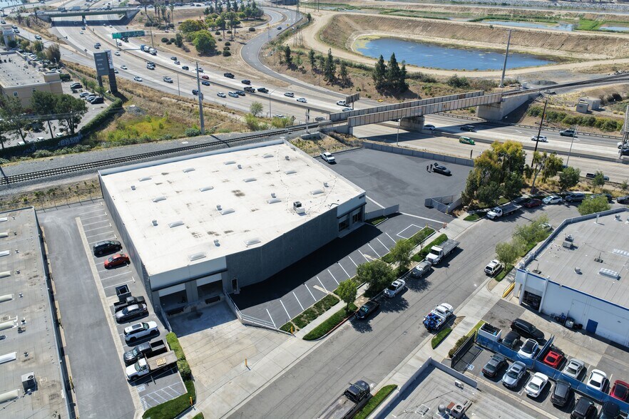 1010 N Grove St, Anaheim, CA à louer - Photo du bâtiment - Image 2 de 4