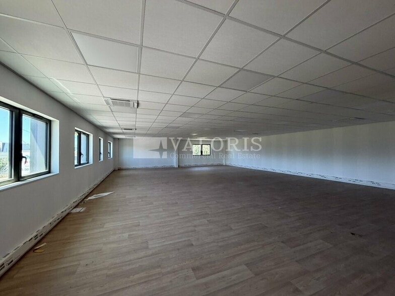 Office in Genay for lease - Interior Photo - Image 2 of 7