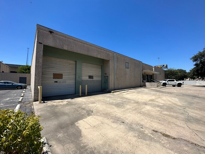 503 & 523 Urban Loop, San Antonio, TX à vendre - Photo du bâtiment - Image 2 de 6