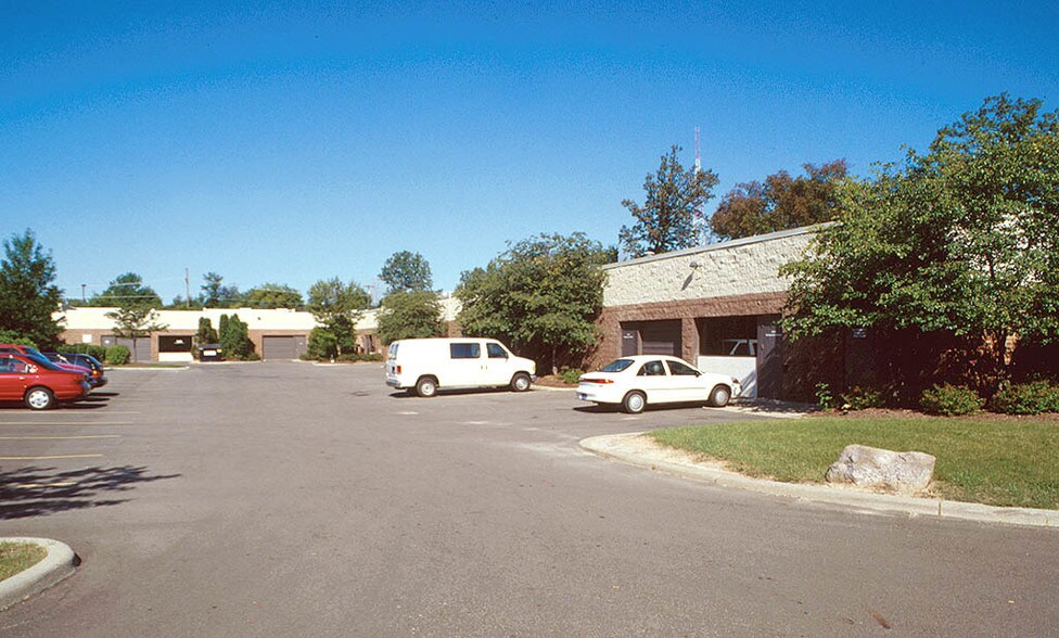 41551-41651 W 11 Mile Rd, Novi, MI à louer - Photo du bâtiment - Image 2 de 11