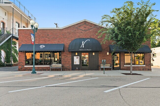 Plus de détails pour 112 S Maple St, Sycamore, IL - Commerce de détail à vendre