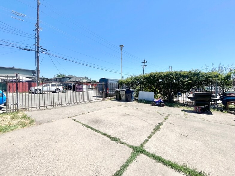 2513 Connie Dr, Sacramento, CA for sale - Building Photo - Image 3 of 15